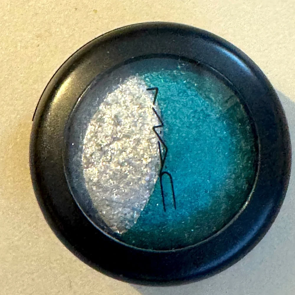 MAC Cosmetics blue sorcery eyeshadow